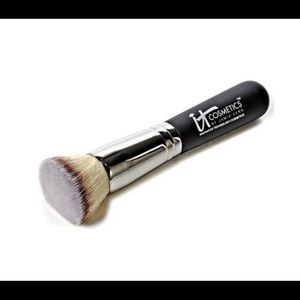 It Cosmetics flat top buffing foundation